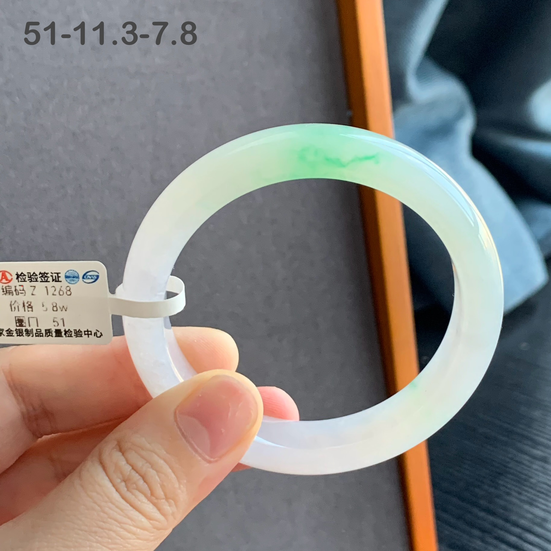冰润白底飘绿白底青正圈翡翠手镯Z1268