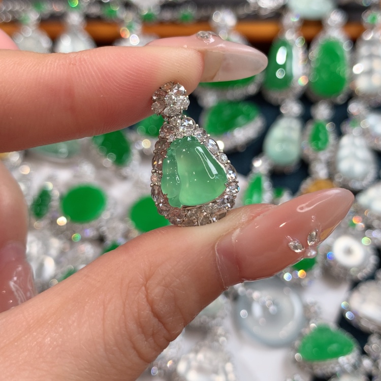 【闪购商品】翡翠颈饰18K金镶嵌福瓜