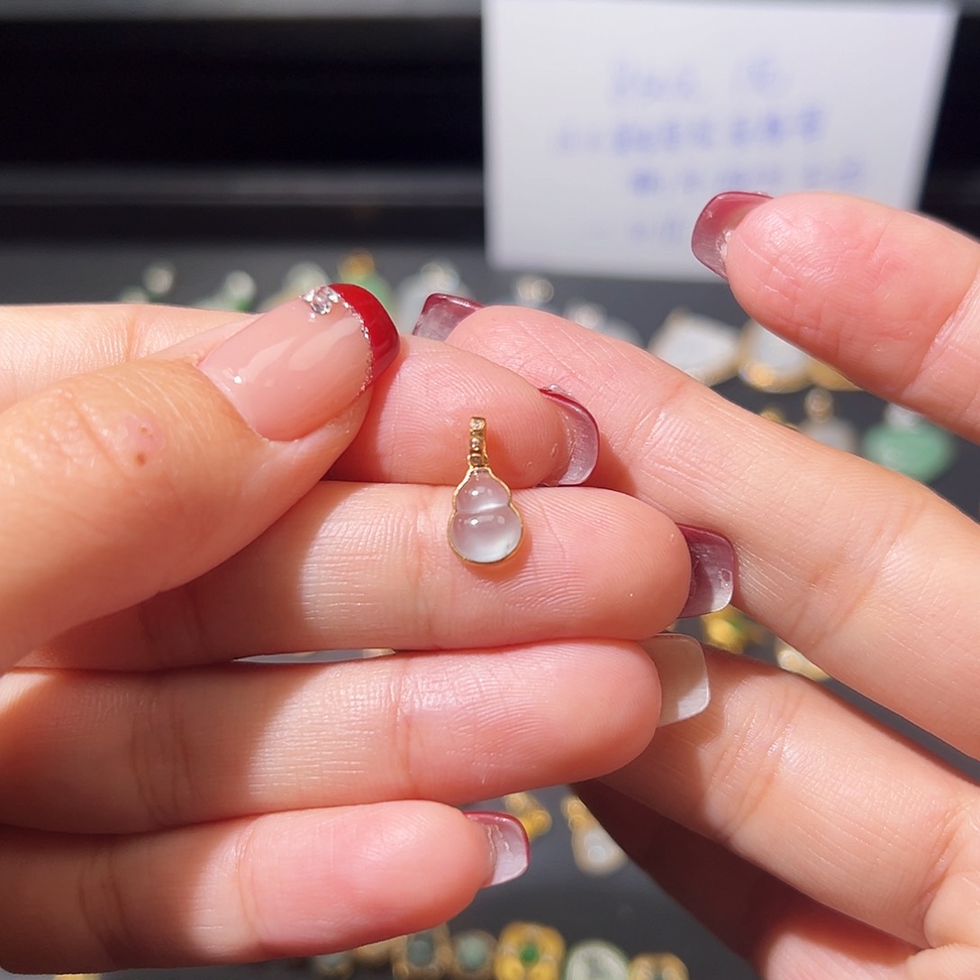 翡翠颈饰18K金镶嵌吊坠