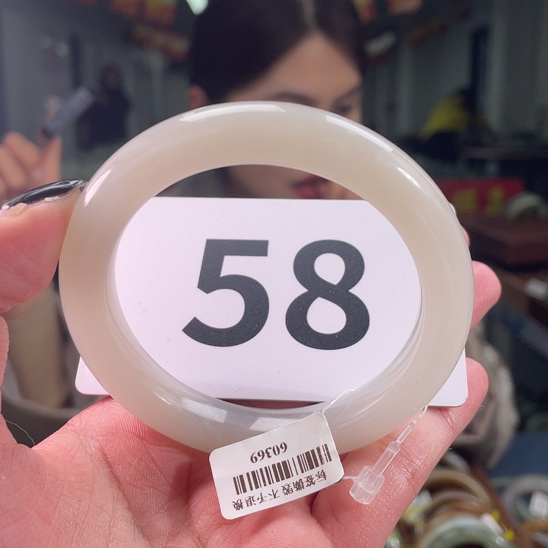 和田玉手镯未镶嵌以****…