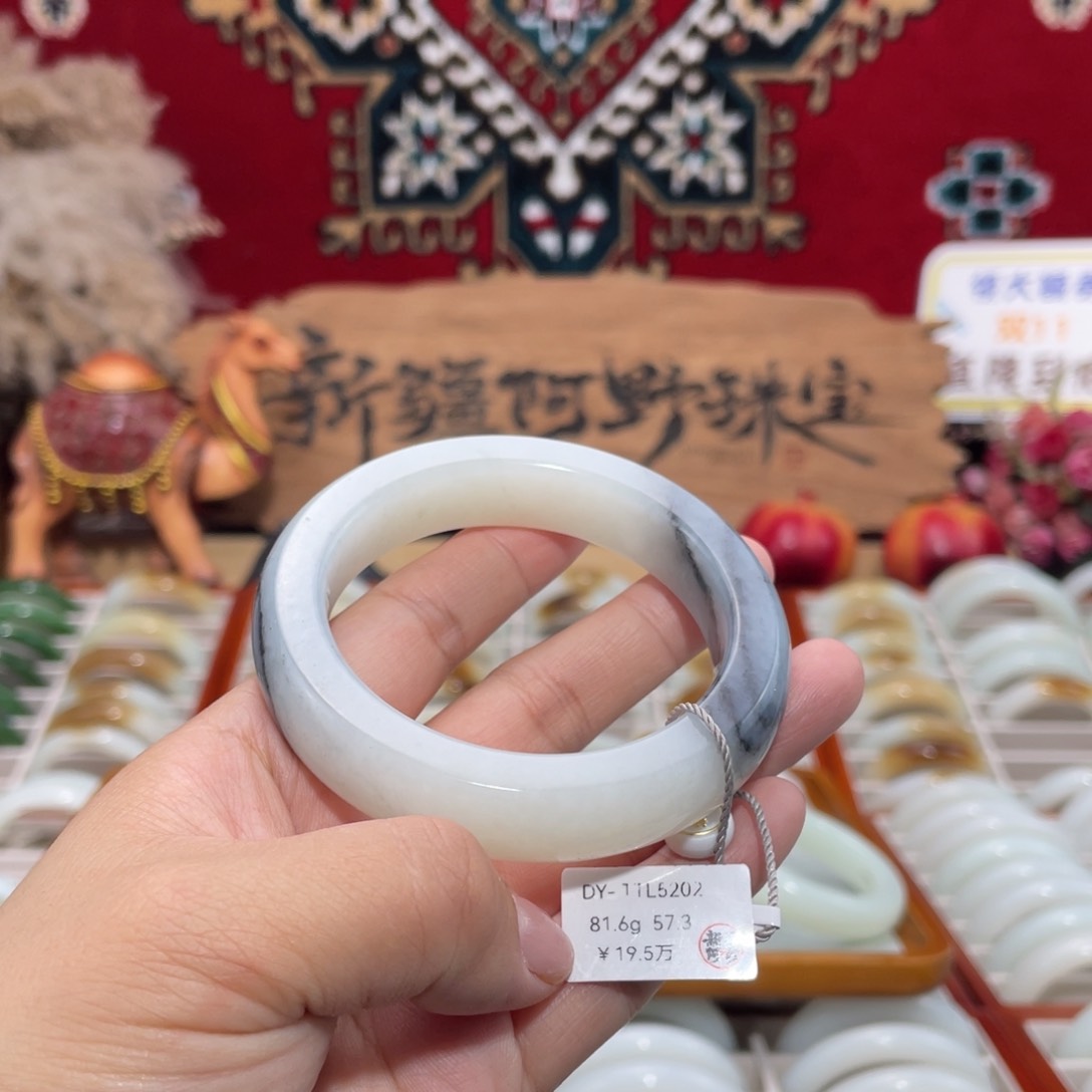 未镶嵌手镯和田玉青花籽和田玉手镯