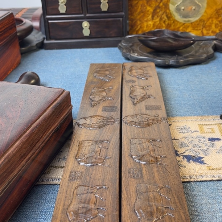 贡木真**香黑檀木五牛图镇尺