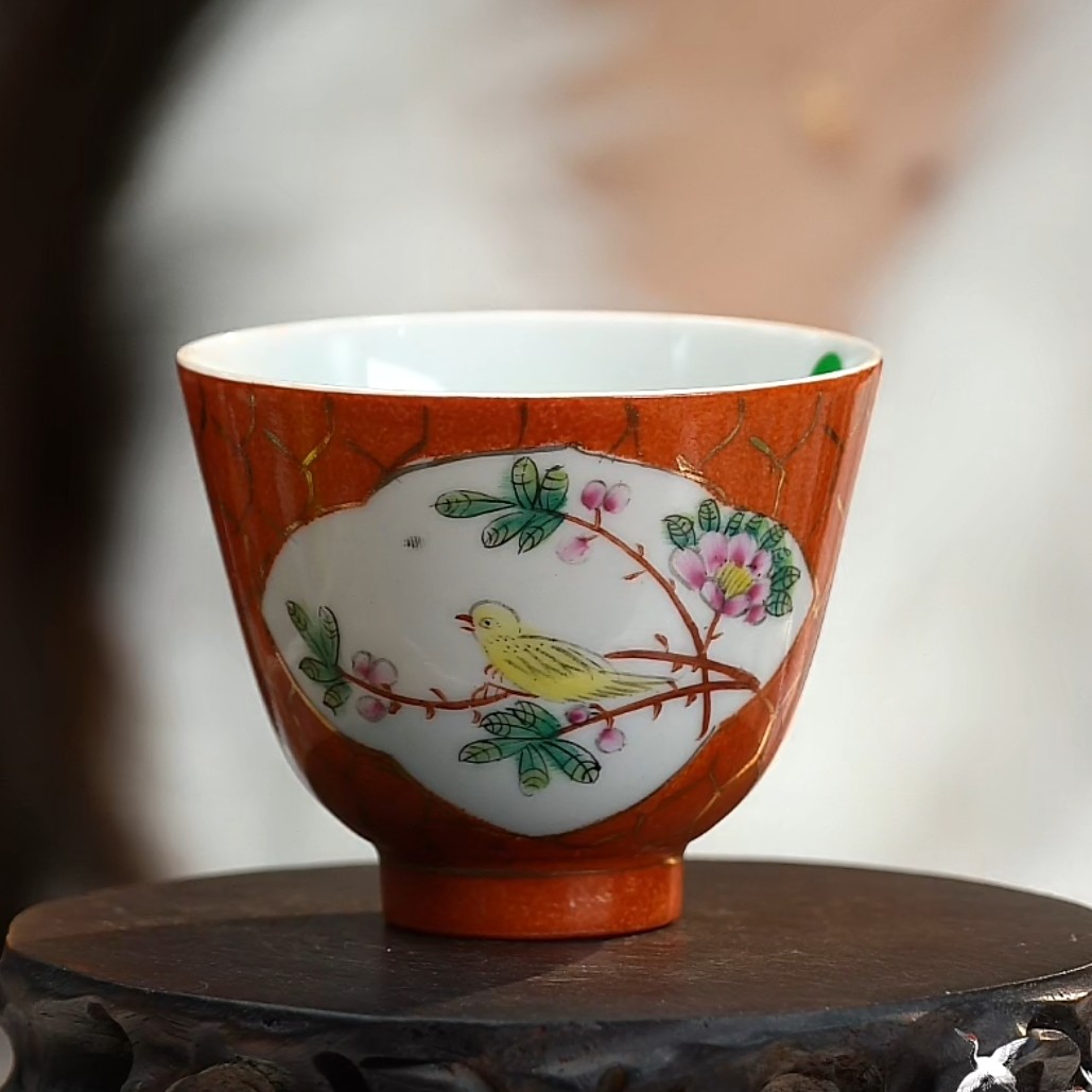 F珊瑚红地描金粉彩开窗花鸟纹杯