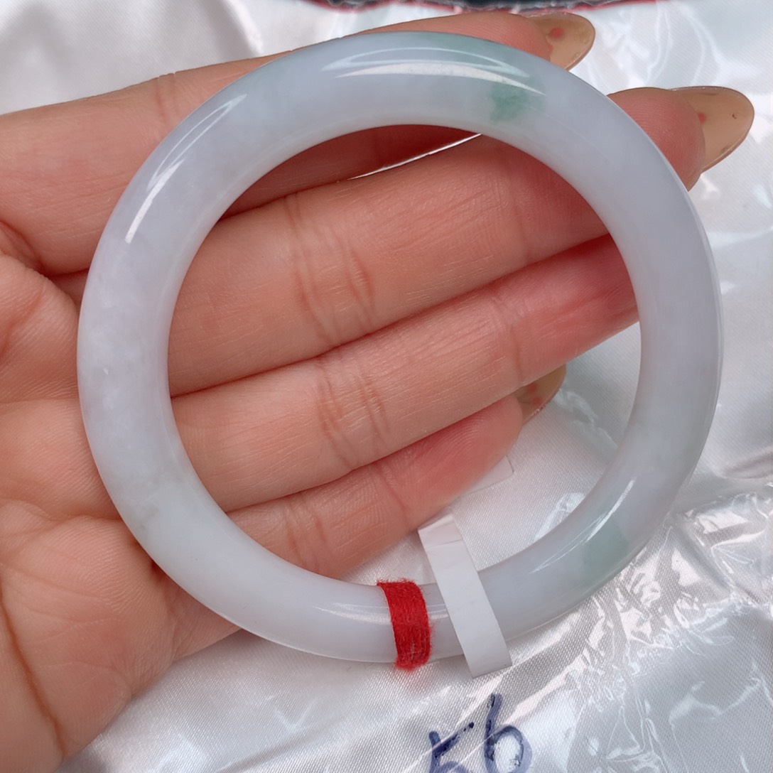 翡翠手镯未镶嵌………….