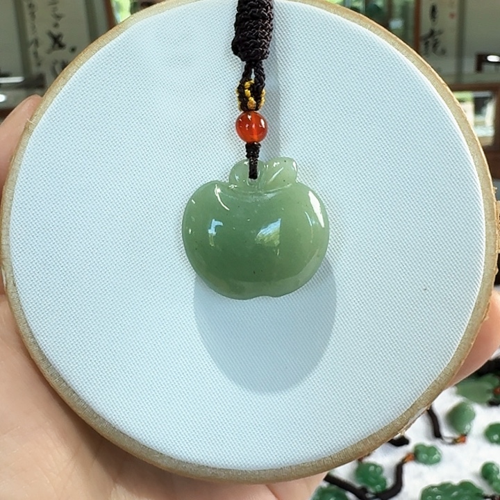 颈饰未镶嵌密玉（石英质玉）