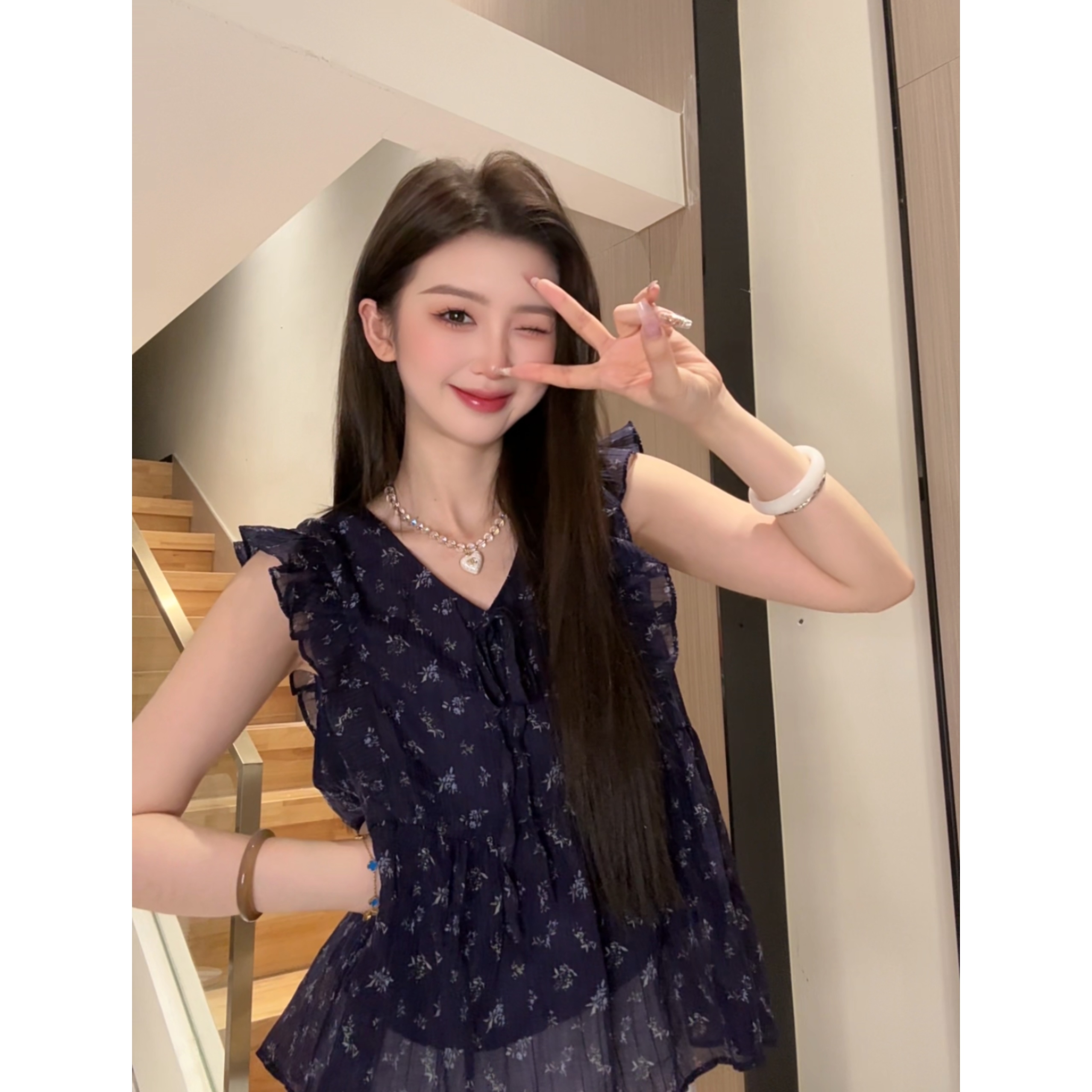 2025夏季新款韩系v领碎花衬衫上衣女设计感飞飞袖短袖衬衣小衫潮