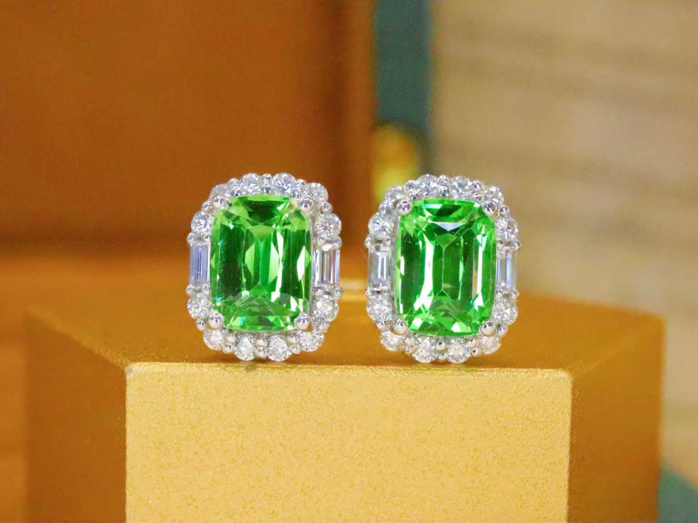 18K白金天然无烧沙佛莱耳钉精致百搭款1.53ct-WJ