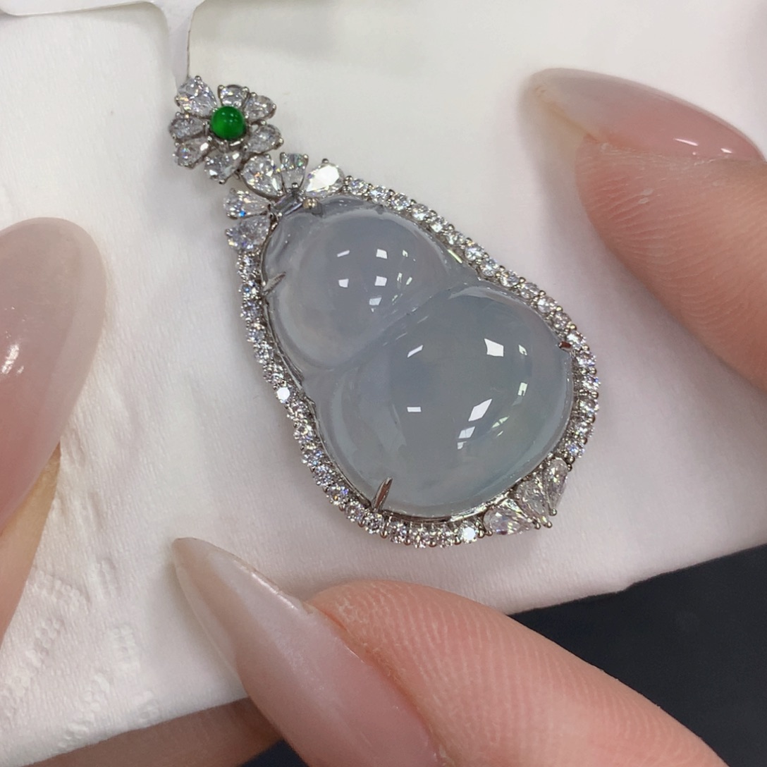 颈饰18K金镶嵌翡翠