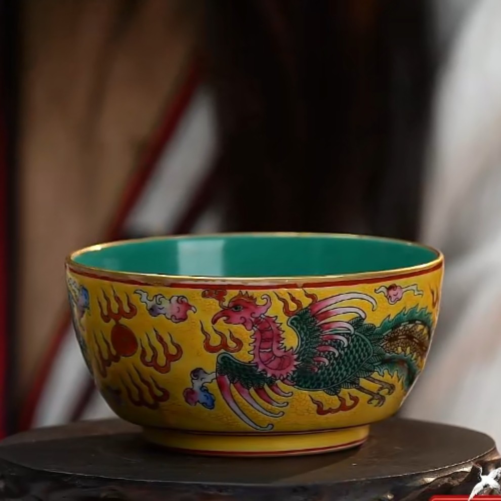 F黄地粉彩龙凤呈祥纹杯