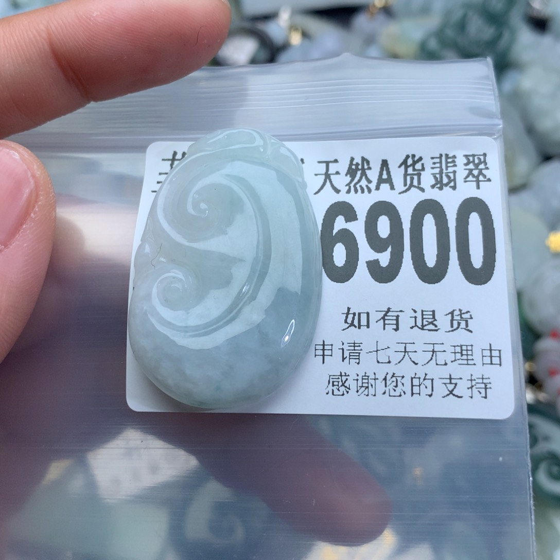 翡翠颈饰未镶嵌6900。