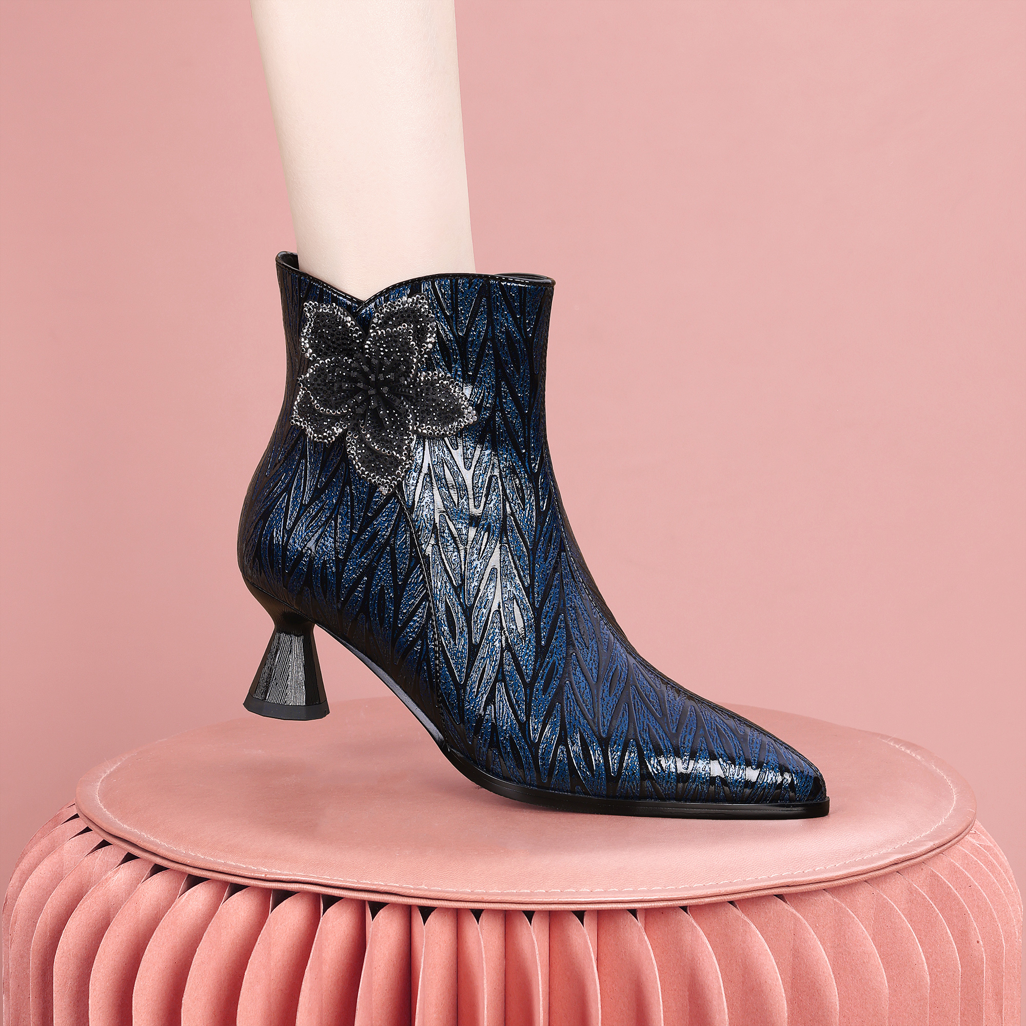 梵芮诗2025冬季时尚新中式高级感低跟尖头女靴-J2217