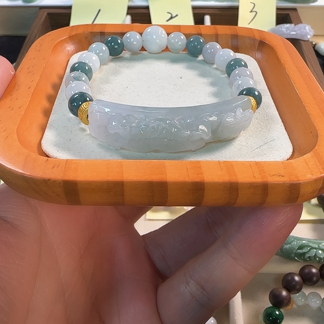 翡翠未镶嵌颈饰手牌