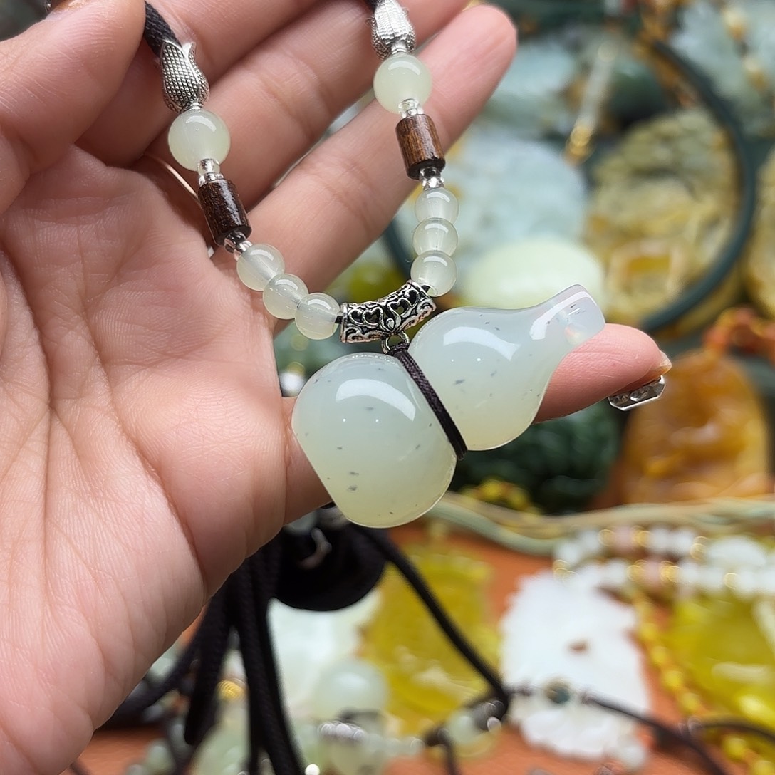 蛇纹石玉未镶嵌吊坠