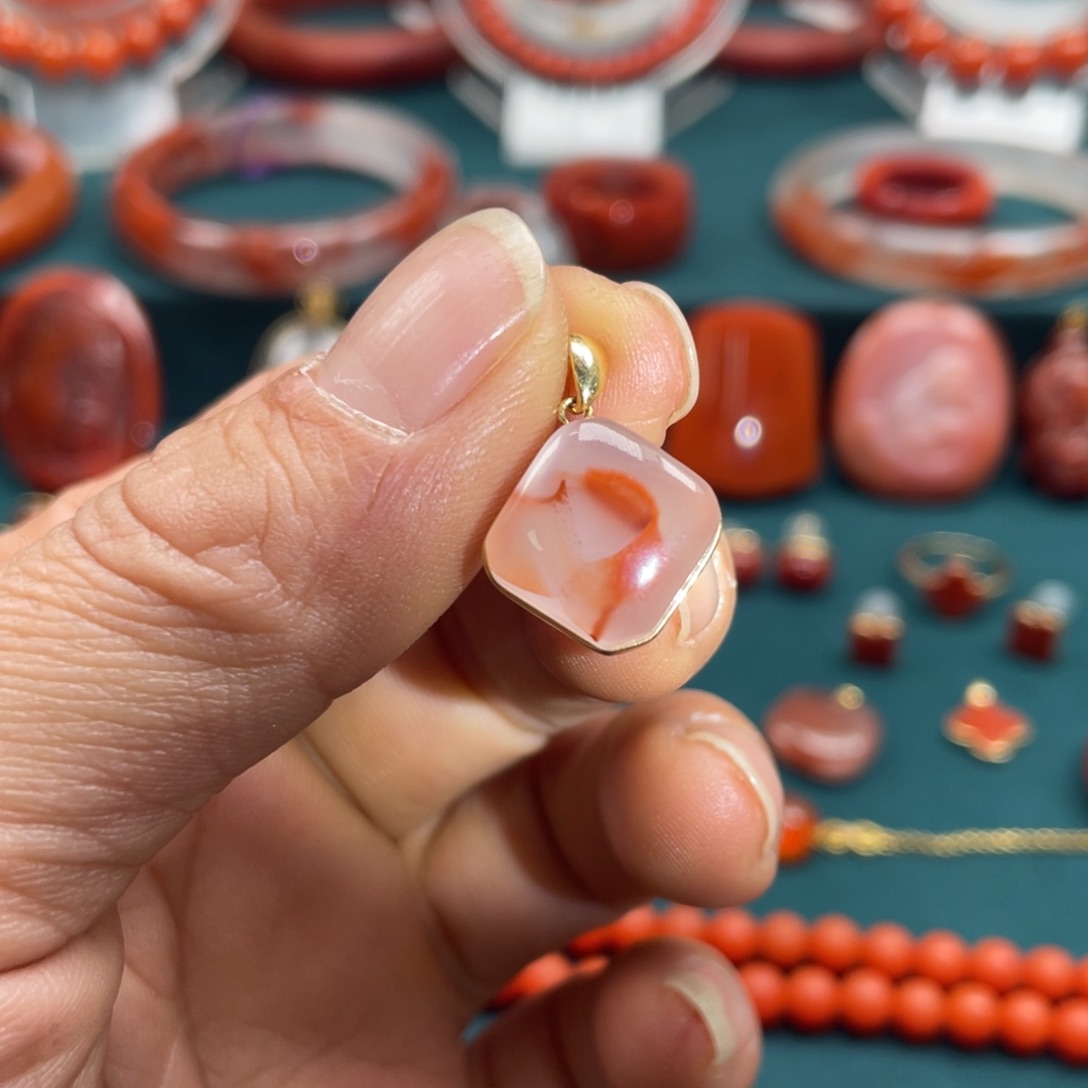 南红玛瑙高冰冰飘锦鲤鱼吊坠18K金镶嵌