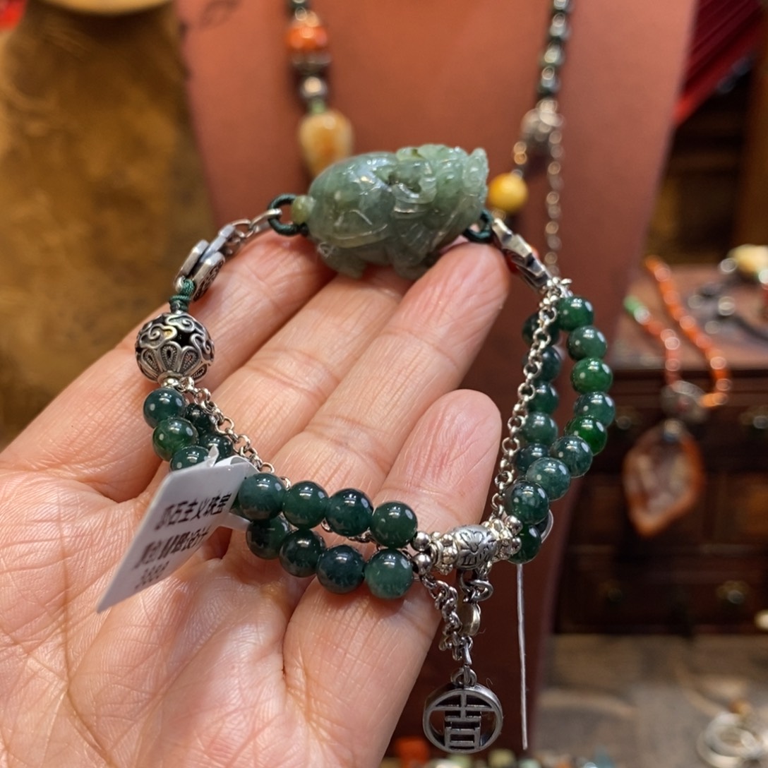 翡翠吊坠(赠链)未镶嵌