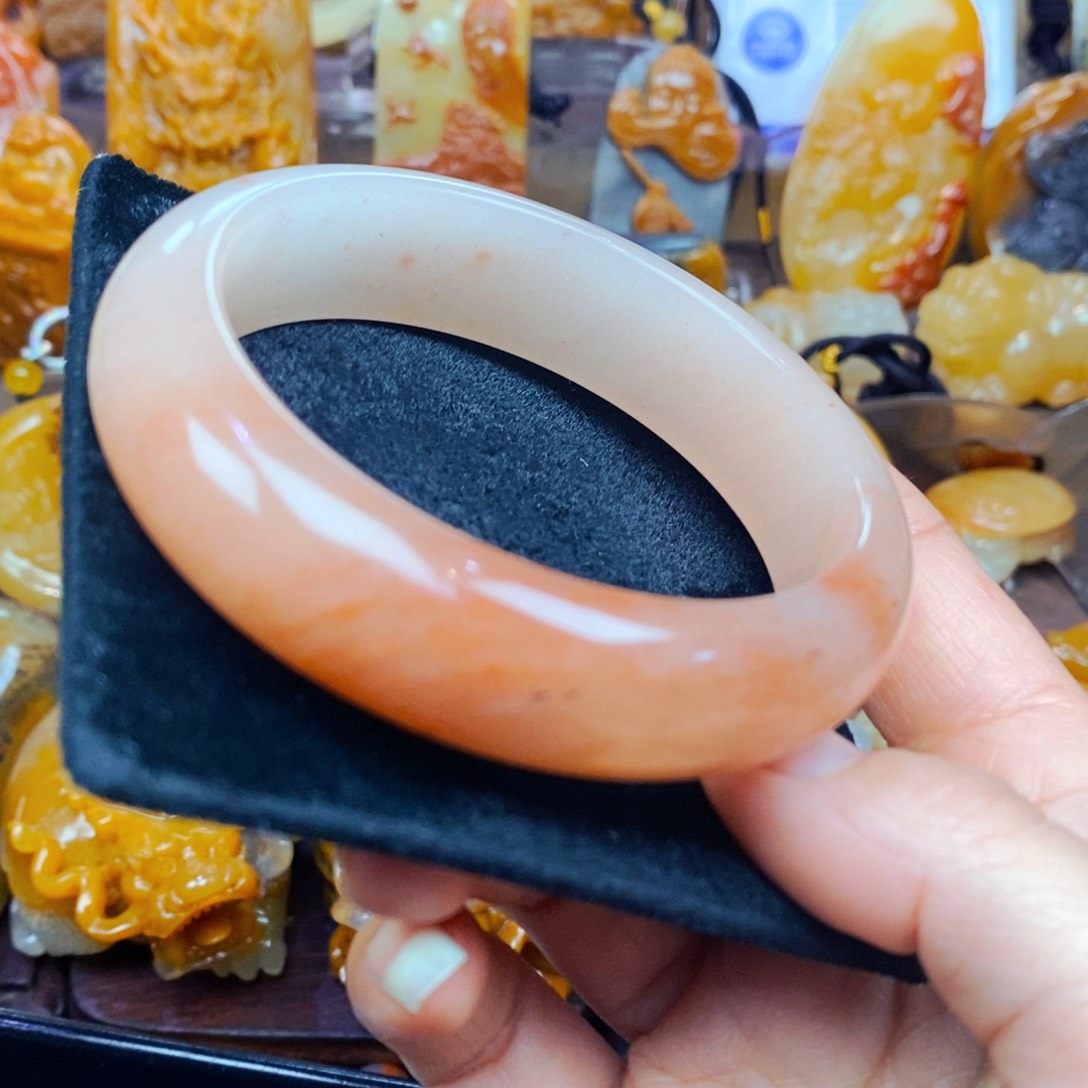 未镶嵌石英质玉（黄龙玉）颈饰