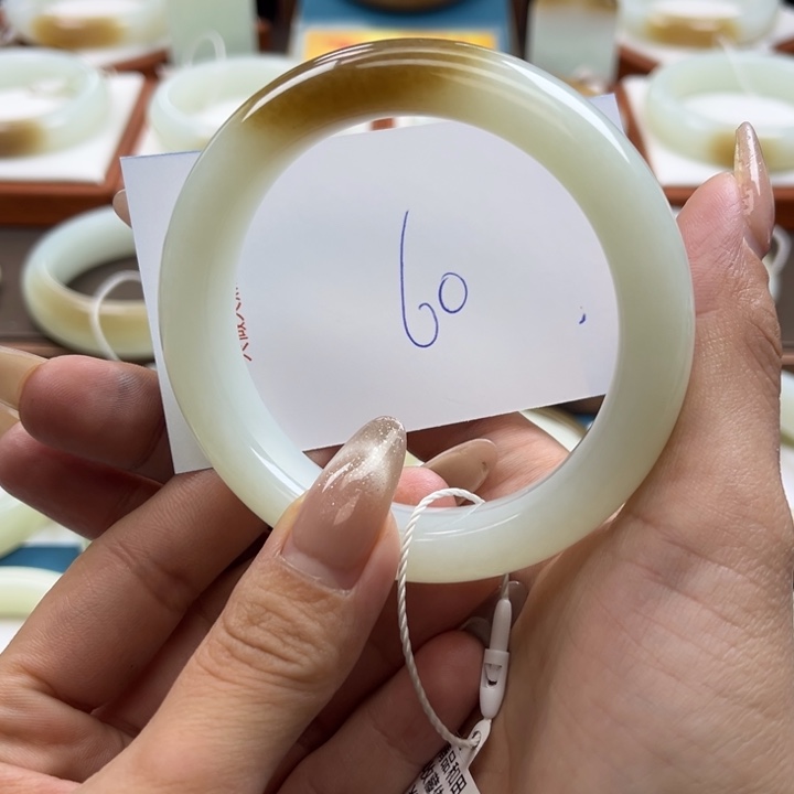 和田玉手镯未镶嵌小**?