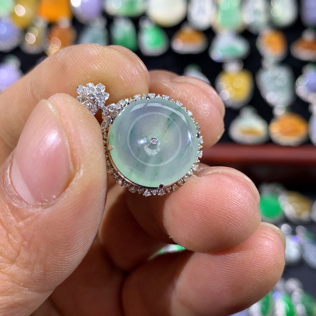 翡翠18K金镶嵌颈饰