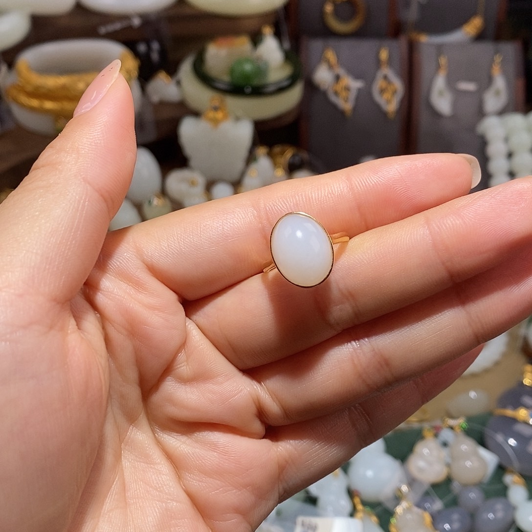 爱***a和田玉（糖玉）18K金镶嵌戒指