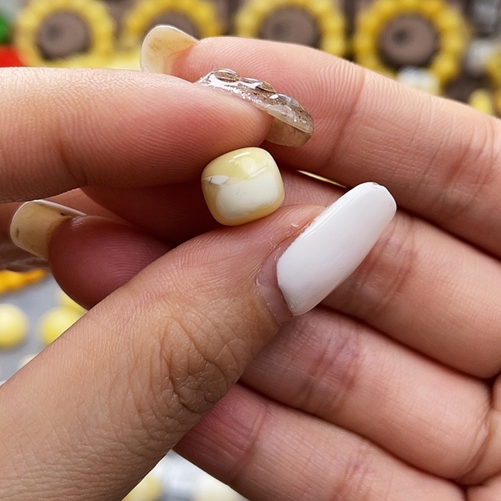 琥珀裸石未镶嵌老型尺寸9.6*8.4mm瑕疵