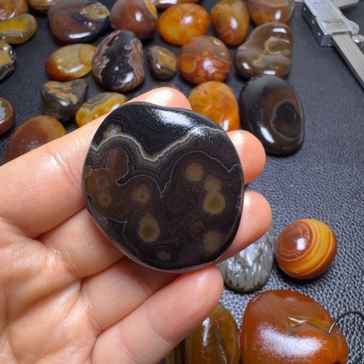 成***记瓷片马达加斯加奇石手把件浮雕