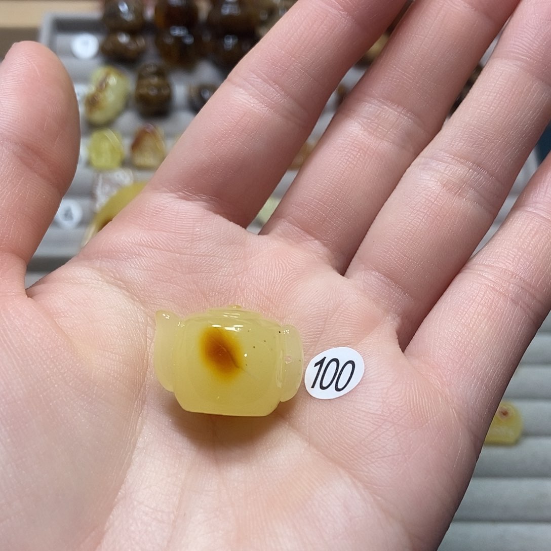 琥珀裸石未镶嵌，