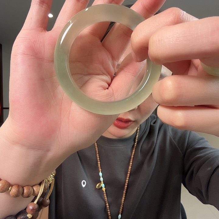 冷***。蛇纹石玉未镶嵌颈饰