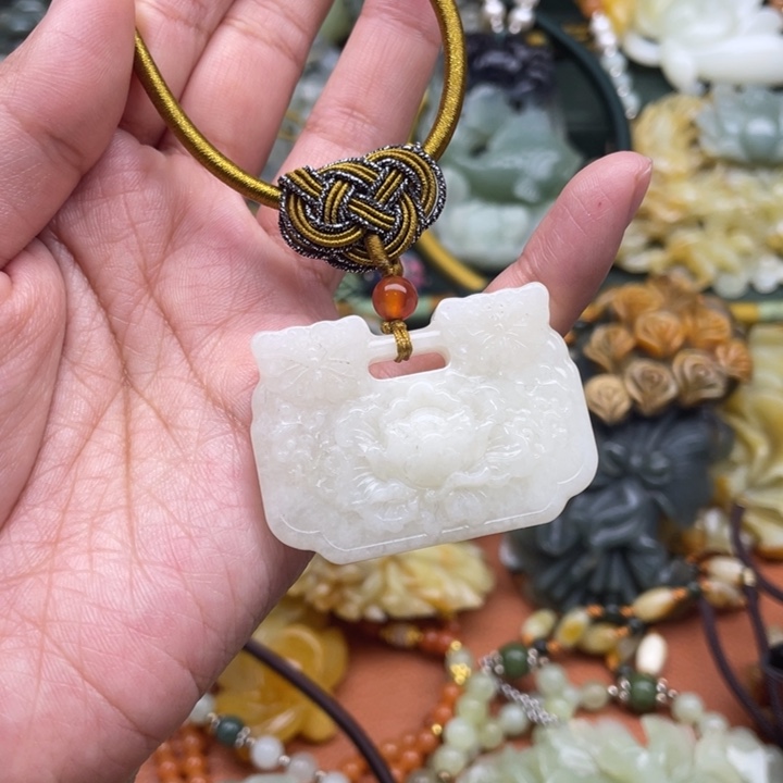 蛇纹石玉吊坠合金