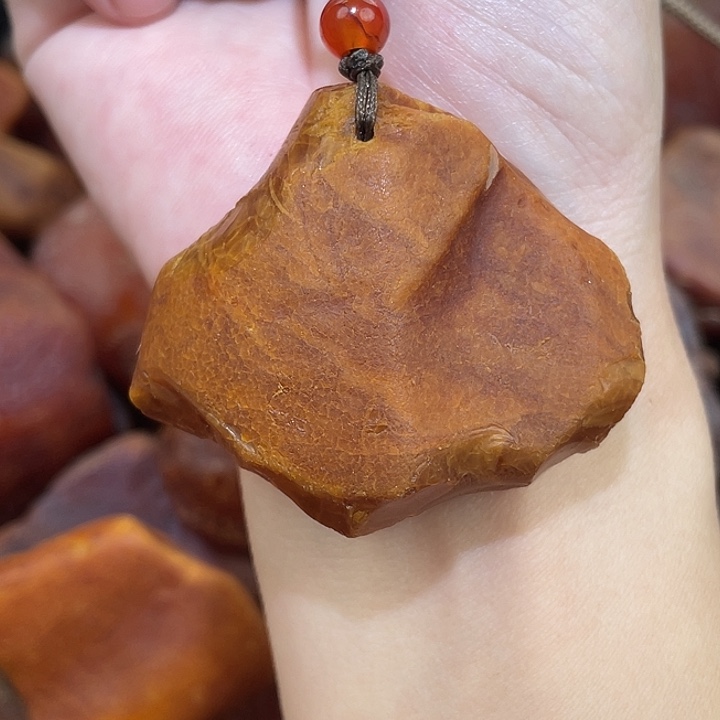 裸石琥珀未镶嵌沁色手把吊坠