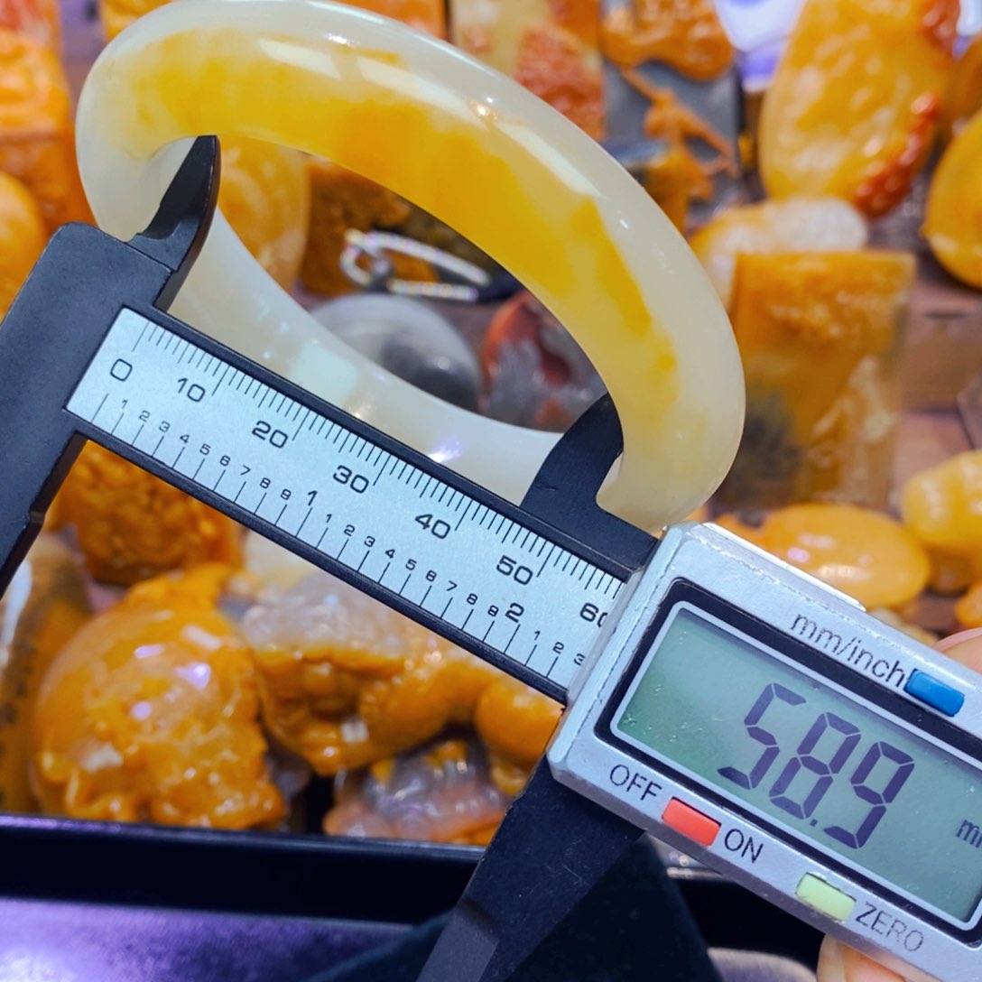 未镶嵌石英质玉（黄龙玉）颈饰