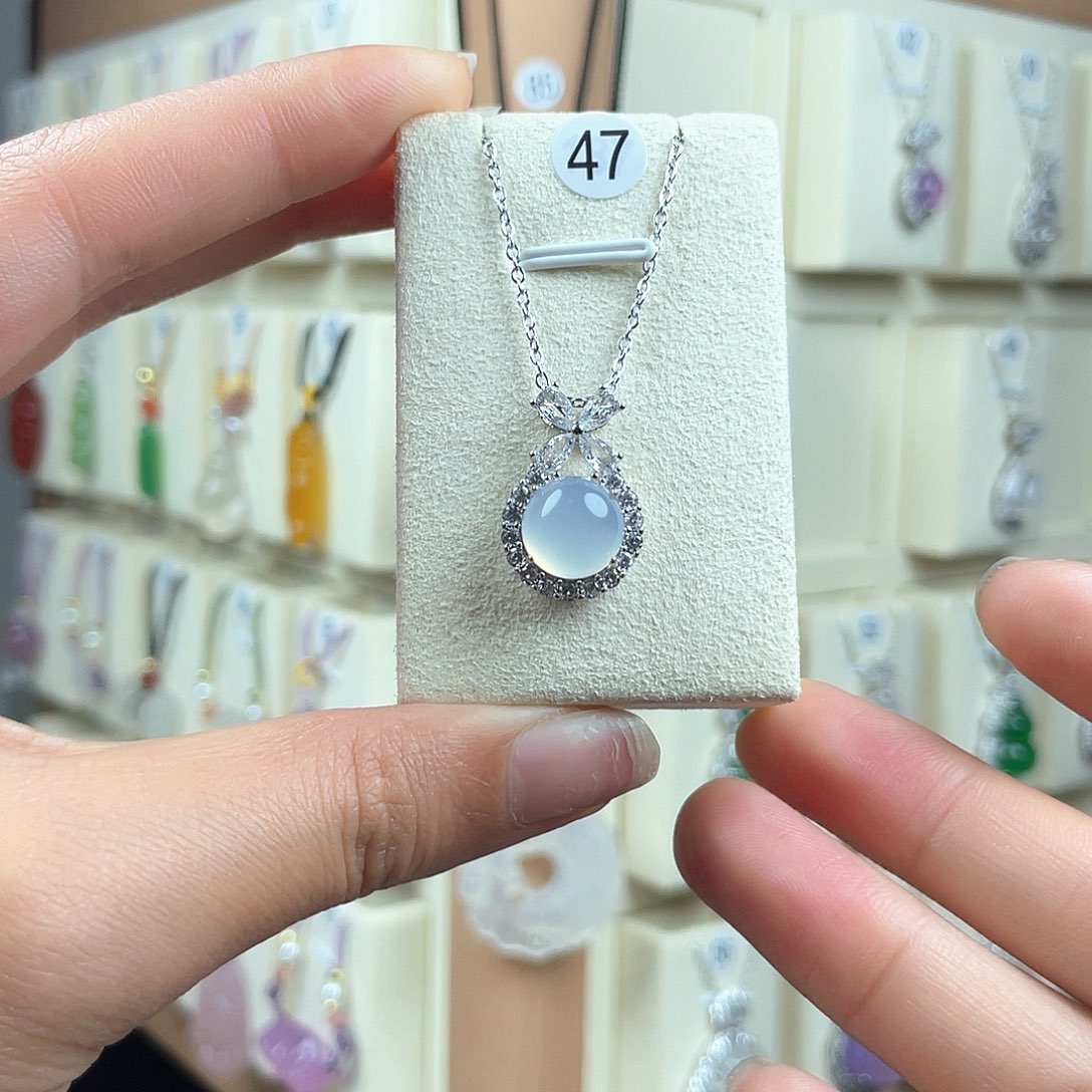 玛瑙/玉髓合金颈饰是****吖