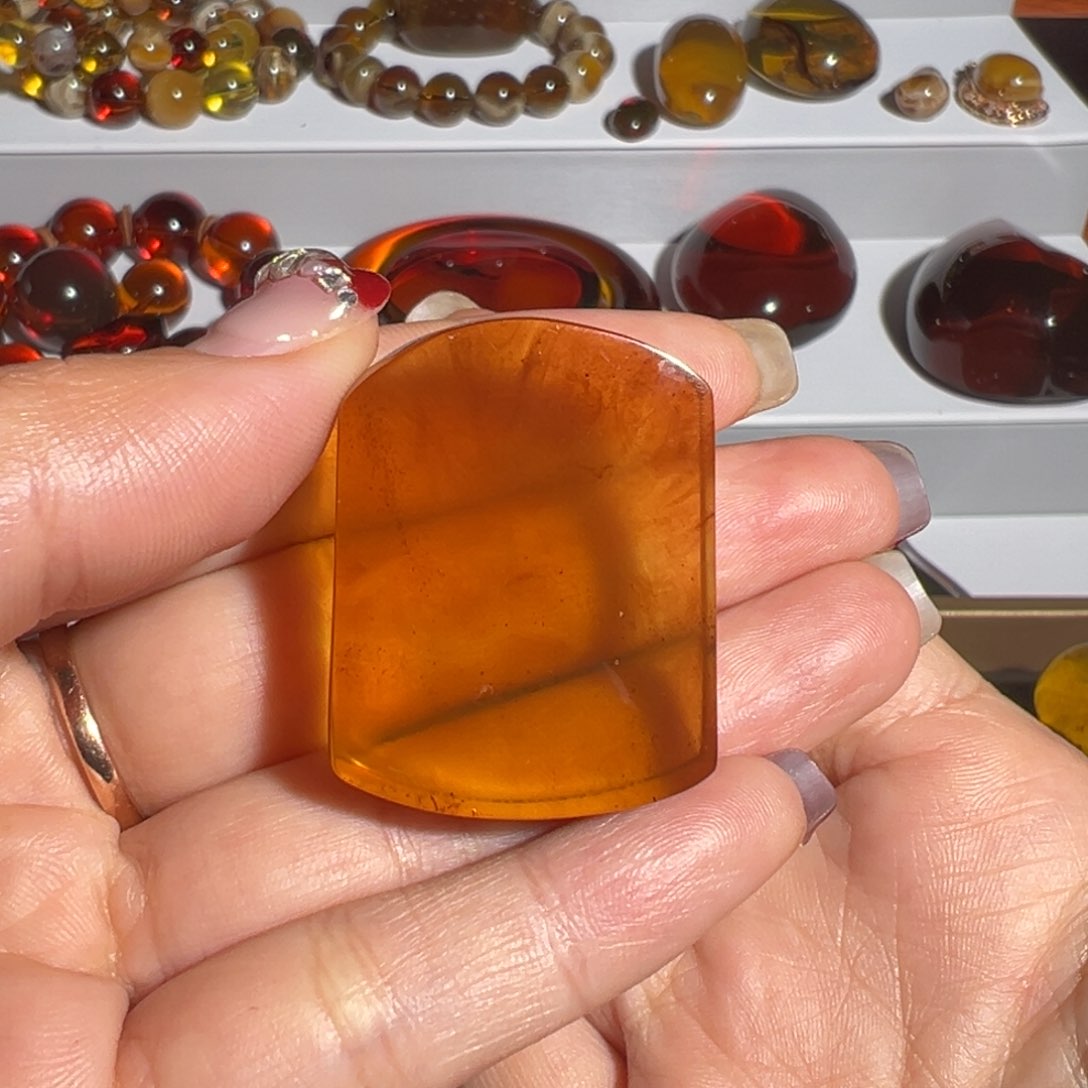 琥珀裸石未镶嵌金棕牌子