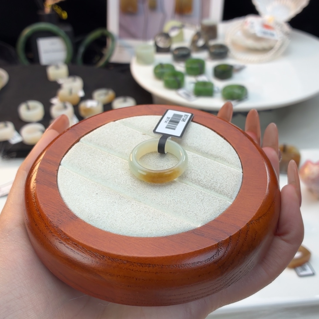 和田玉未镶嵌戒指一口糖泥鳅背17.4j72