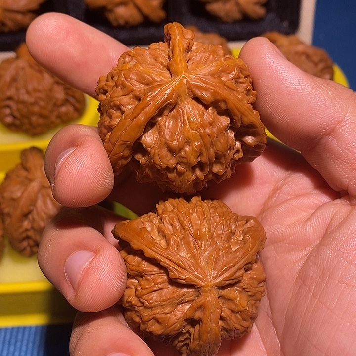 四****把件文玩核桃白狮子三棱