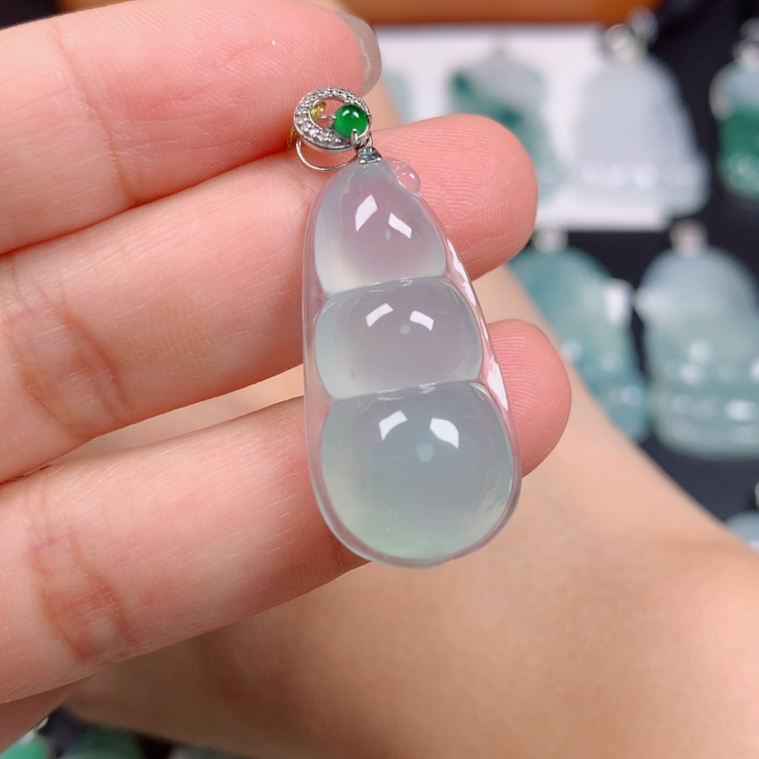 翡翠18K金镶嵌颈饰豆子