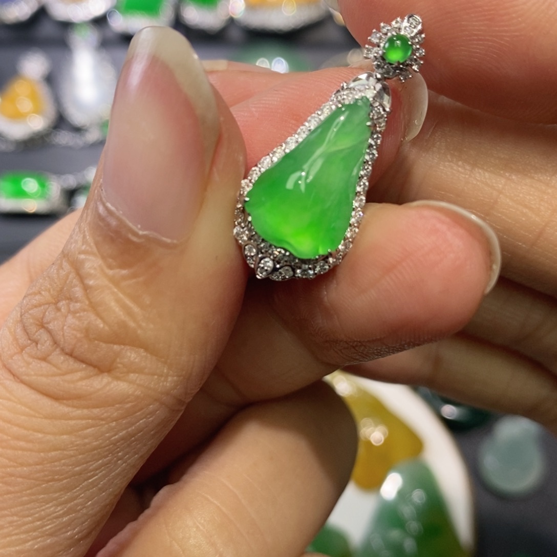 翡翠18K金镶嵌颈饰缅甸