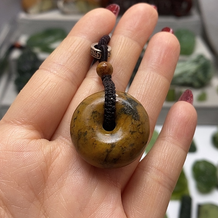 蛇纹石玉挂件未镶嵌
