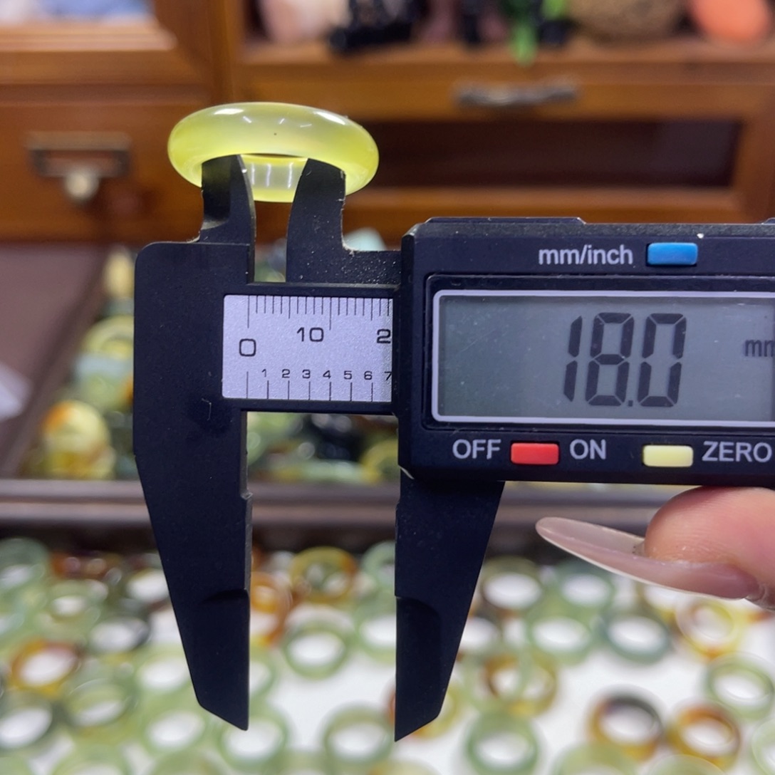 蛇纹石玉未镶嵌手镯125