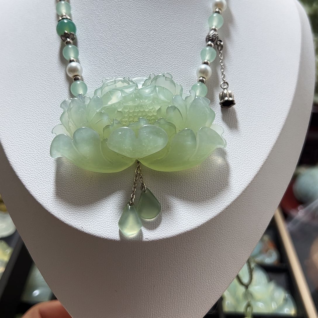 蛇纹石玉颈饰未镶嵌