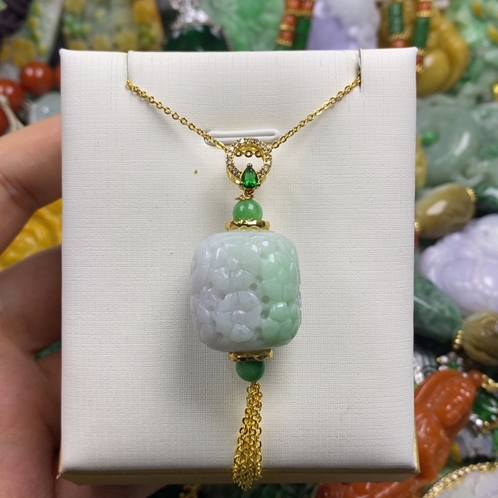 翡翠未镶嵌吊坠(赠链)