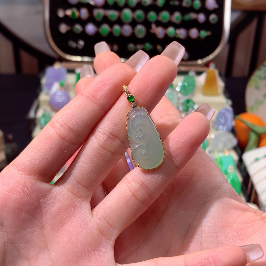 翡翠颈饰18K金镶嵌翡翠