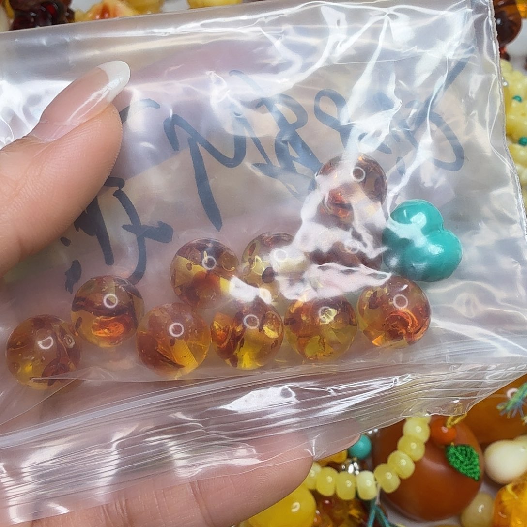 梁***汉非金属松屁桃，花珀珠子10颗