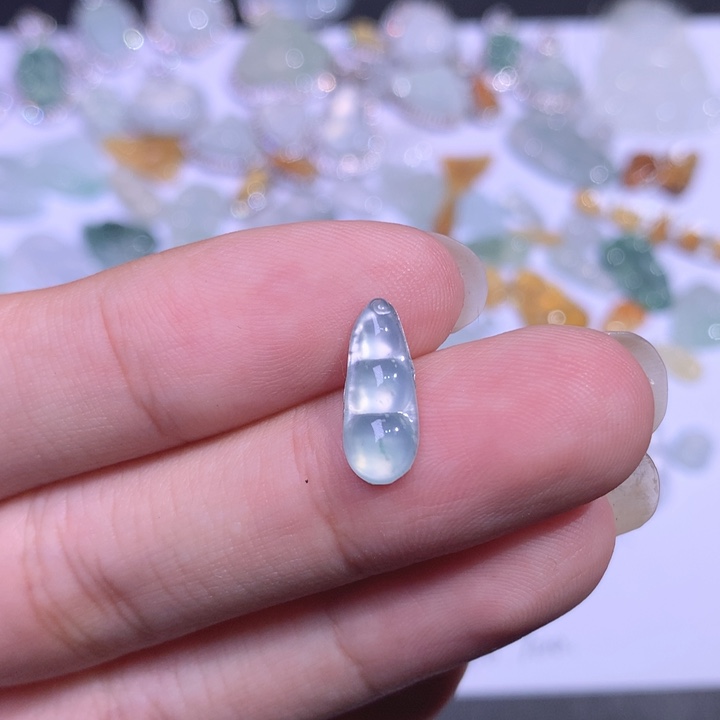 翡翠未镶嵌颈饰豆子