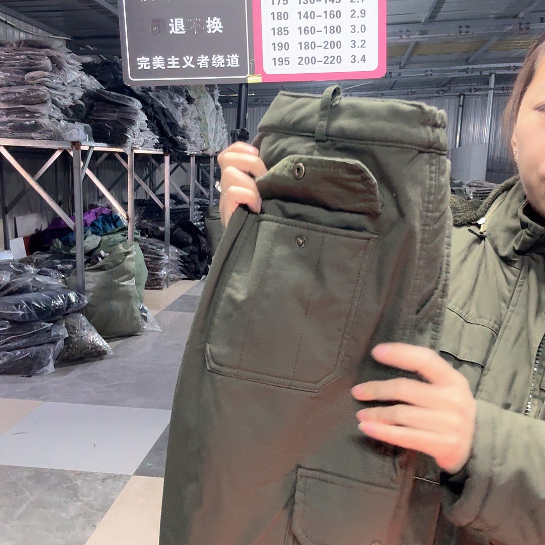 402裤子两条 备注尺码。 