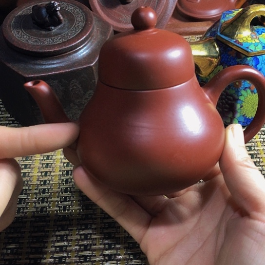 紫砂茶壶原矿泥料手工制作紫砂壶。