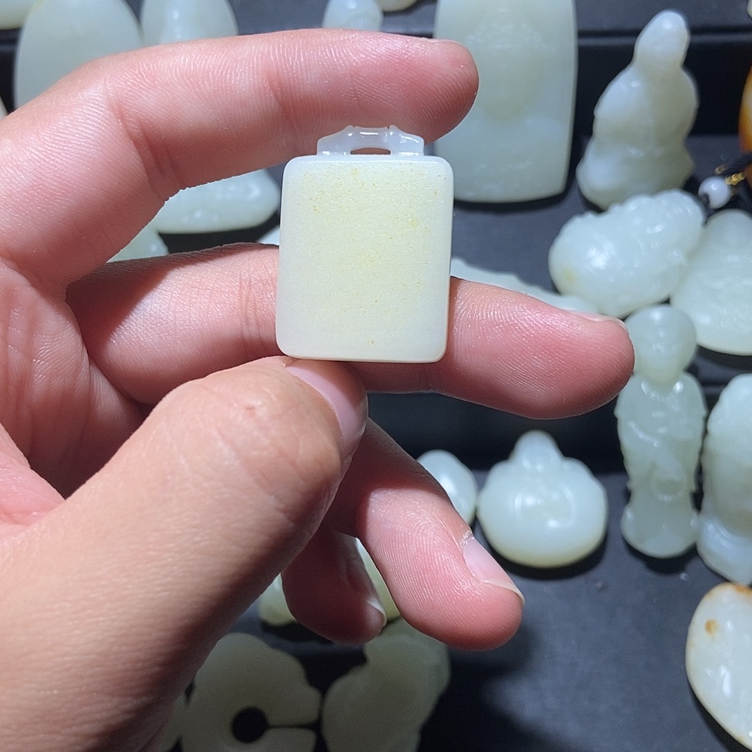 完***生和田玉未镶嵌颈饰