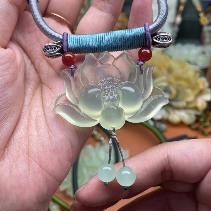 蛇纹石玉吊坠合金