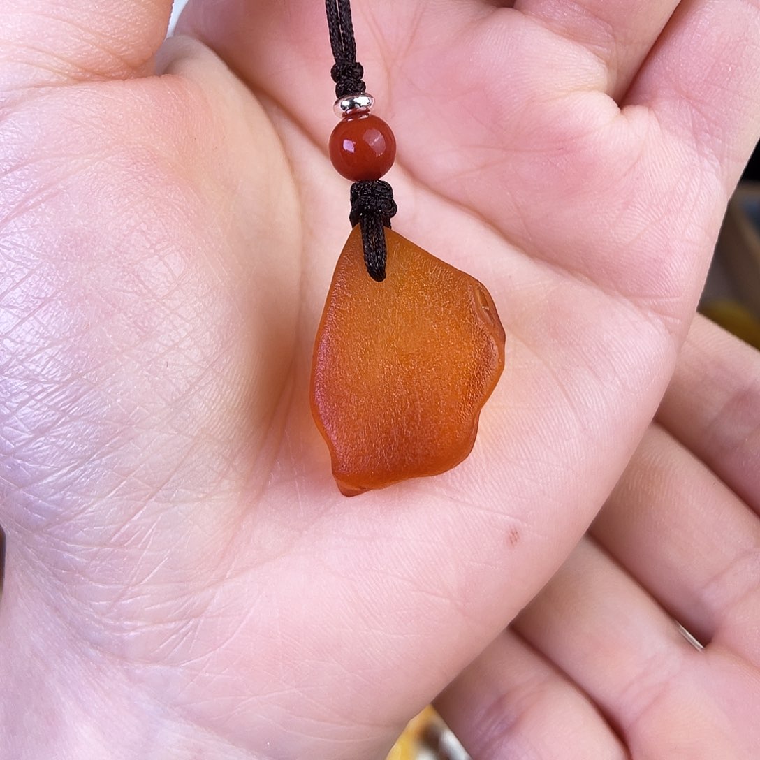 琥珀珠宝奇石未镶嵌。