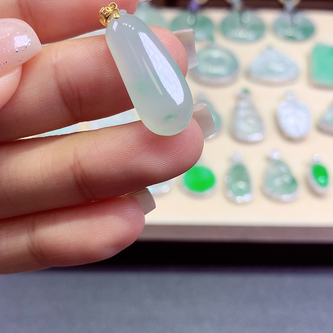 翡翠18K金镶嵌颈饰翡翠