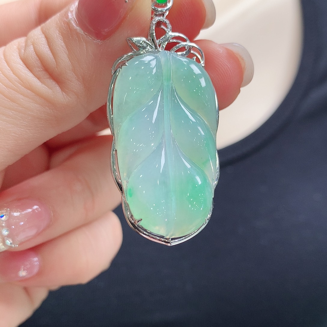 翡翠颈饰18K金镶嵌叶子